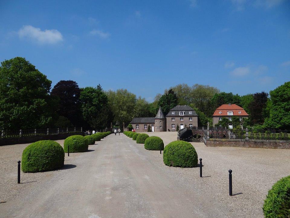 Zufahrt der Wasserburg Anholt