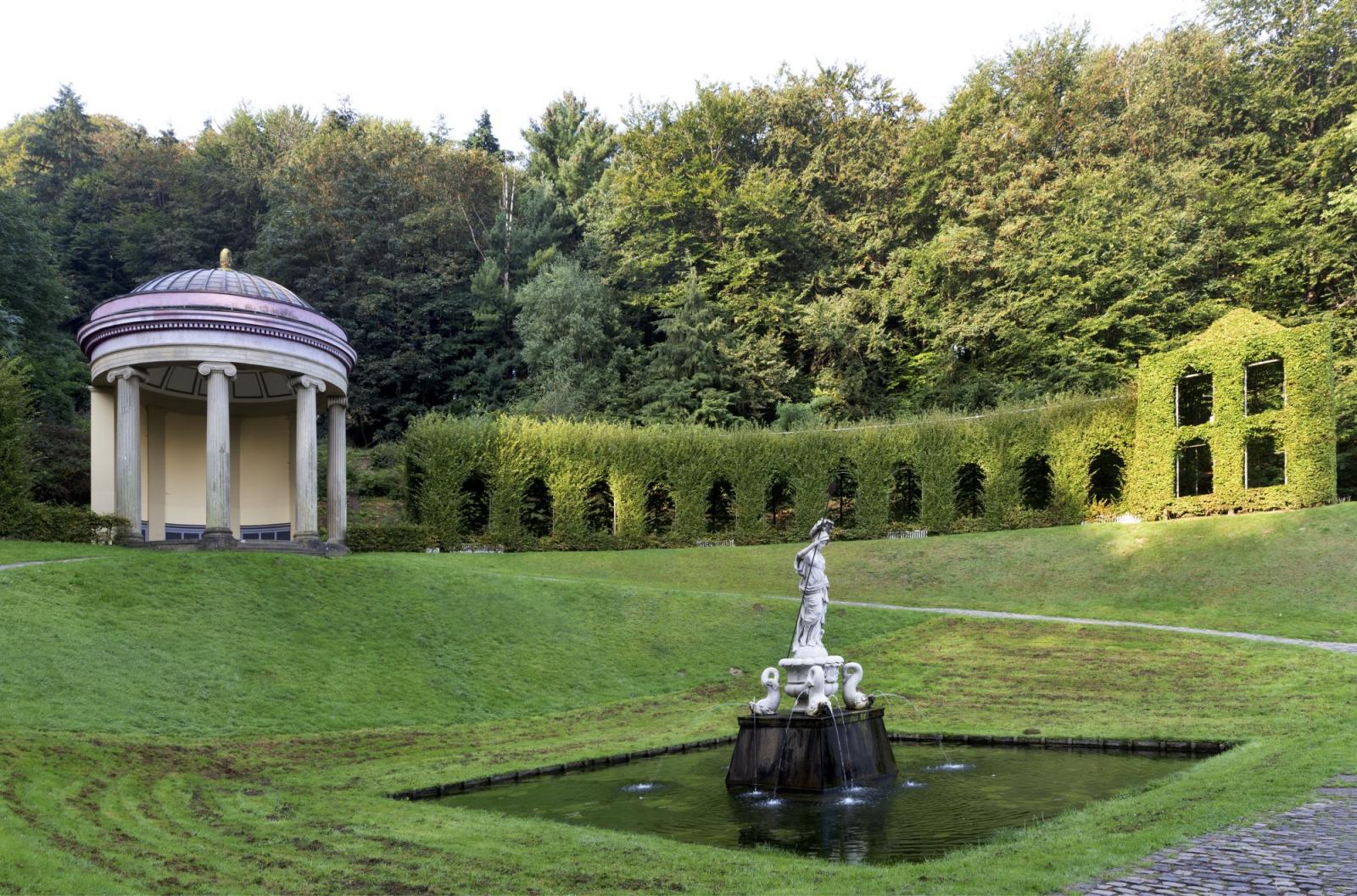 Gloriette und Statue der Minerva