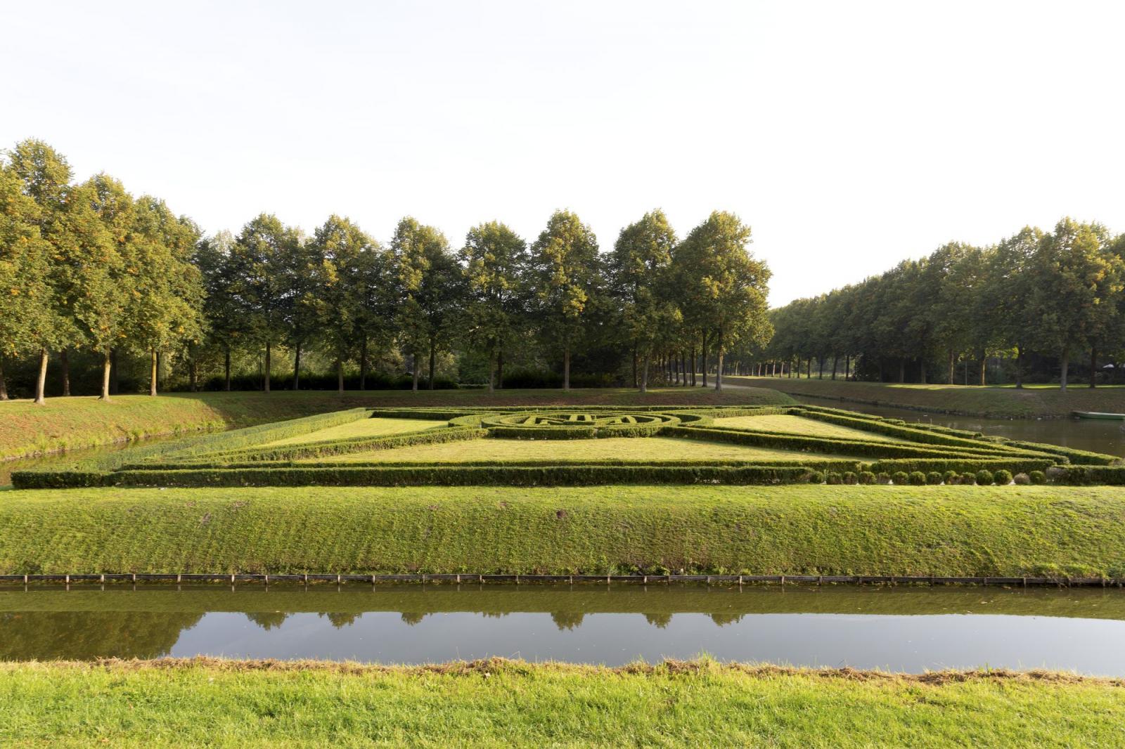 Insel mit Wassergraben