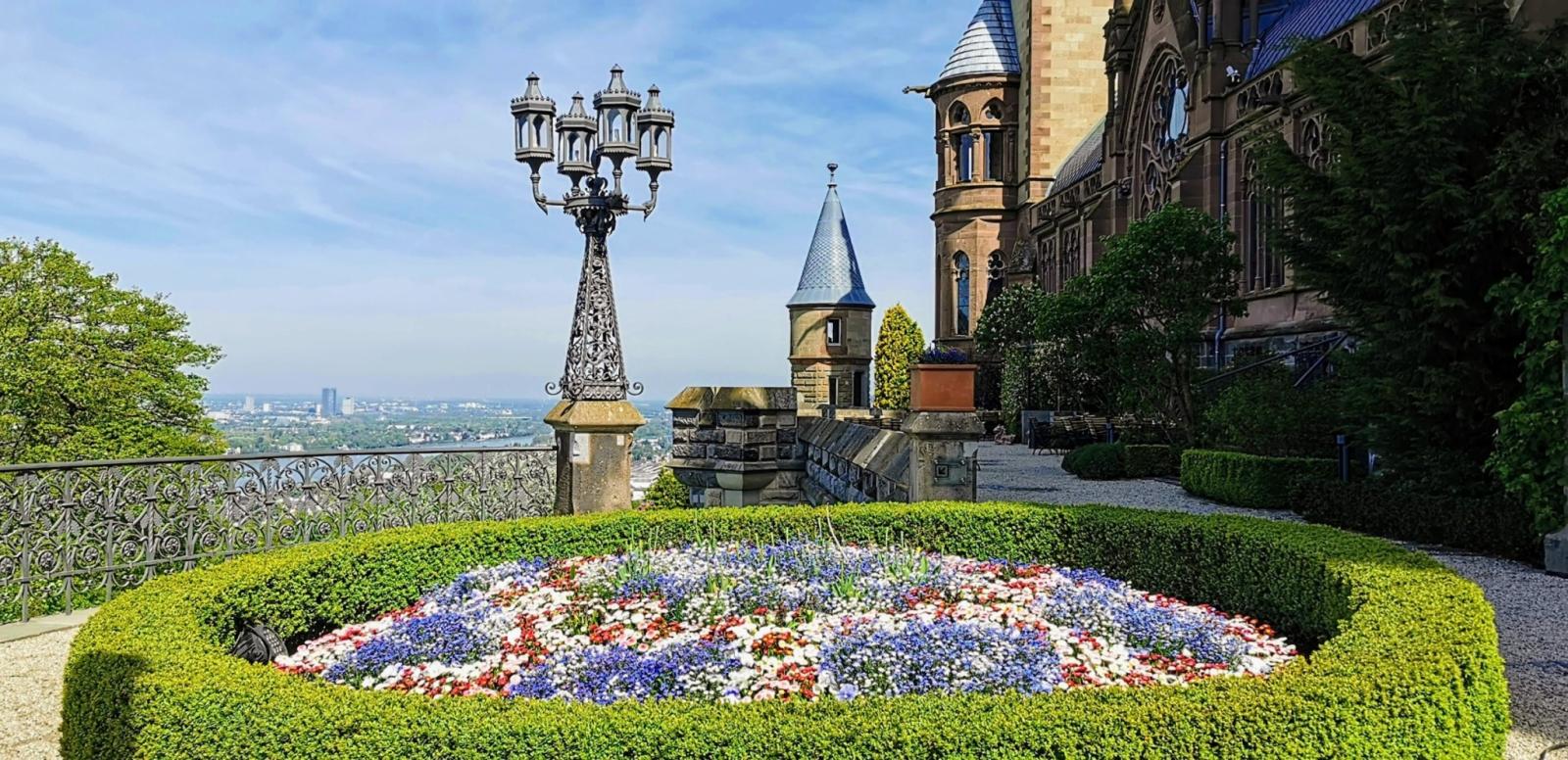 Venusterrasse vor dem Schloss Drachenburg