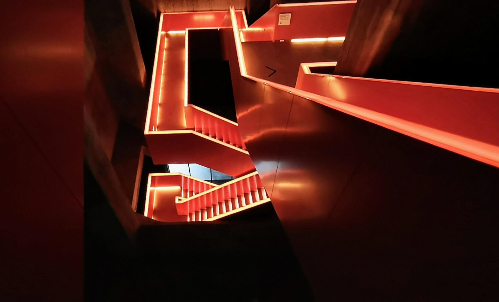 Treppe zwischen Besucherzentrum und Ausstellungsräumen