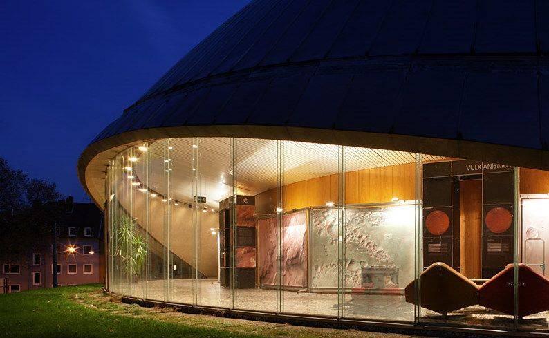 Planetarium in der Dämmerung
