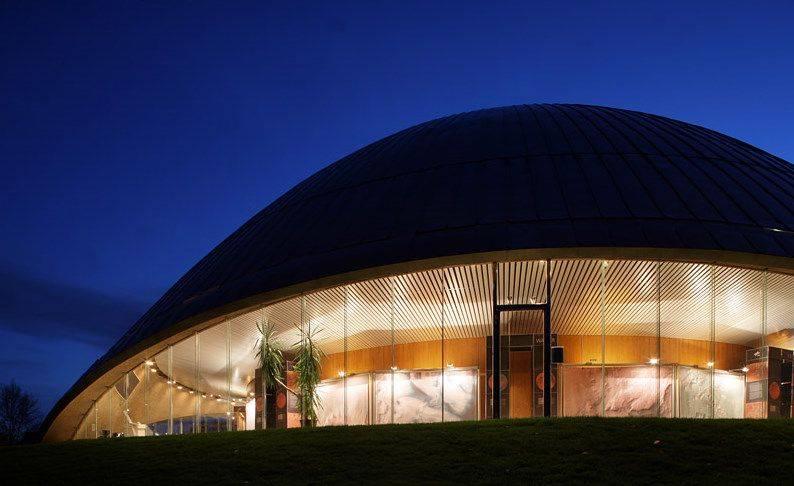 Planetarium in der Dämmerung