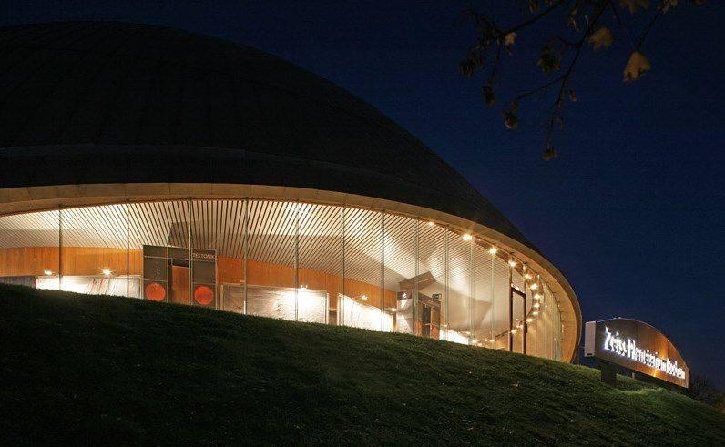 Planetarium in der Dämmerung
