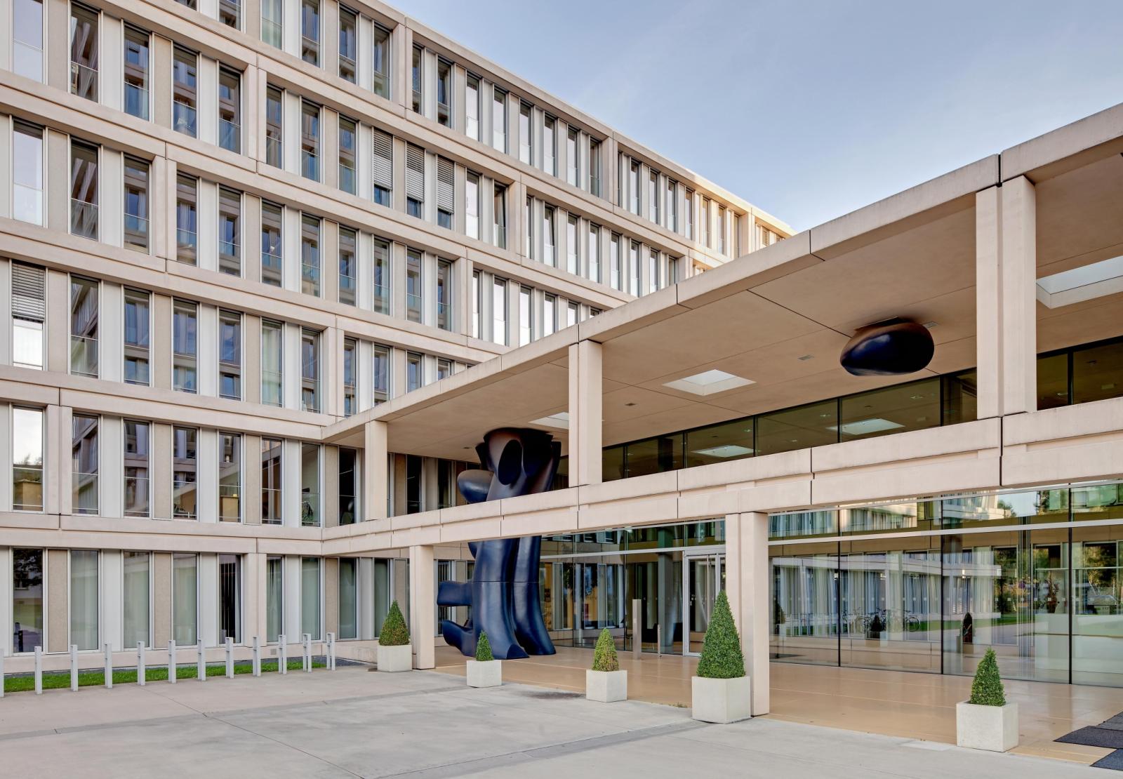 Haupteingang mit Skulpturen