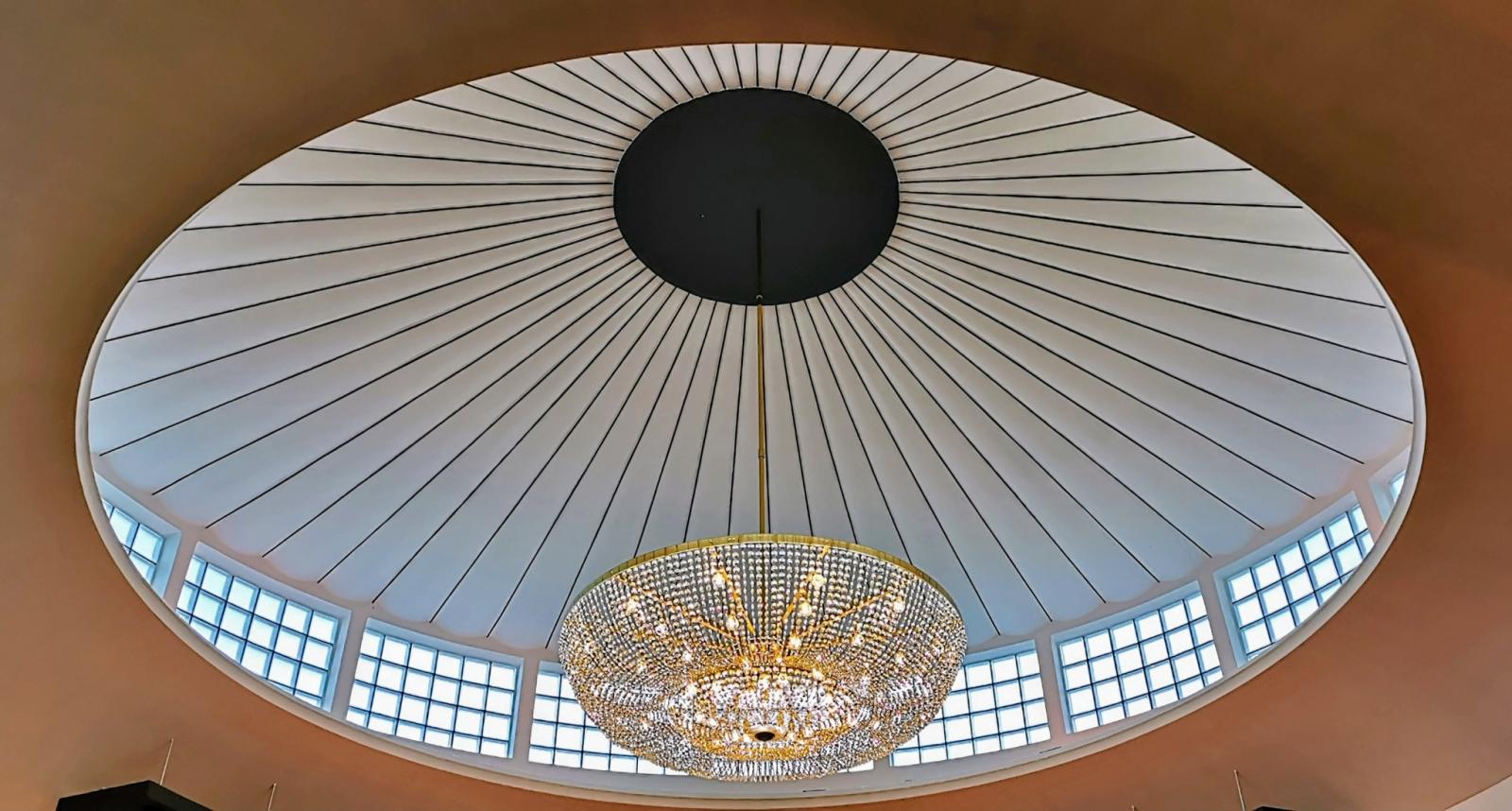 Decke in der ehemaligen Empfangshalle, heute Café