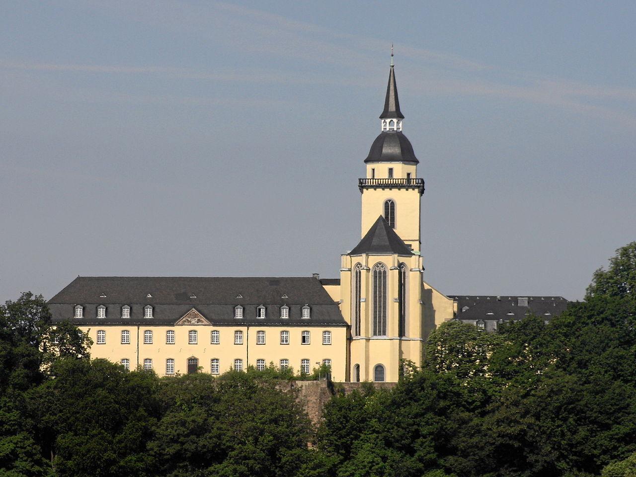 Blick auf die Abtei Michaelsberg in Siegburg und die Klosterkirche