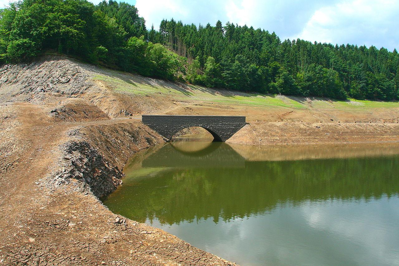 Brücke am Hemmerschröcken im Stauraum der Wahnbachtalsperre, normalerweise überflutet