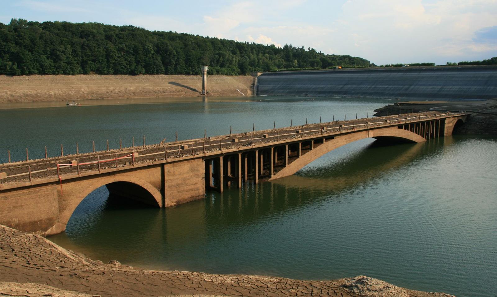 Foto der Derenbachbrücke im Stauraum der Wahnbachtalsperre, normalerweise überflutet