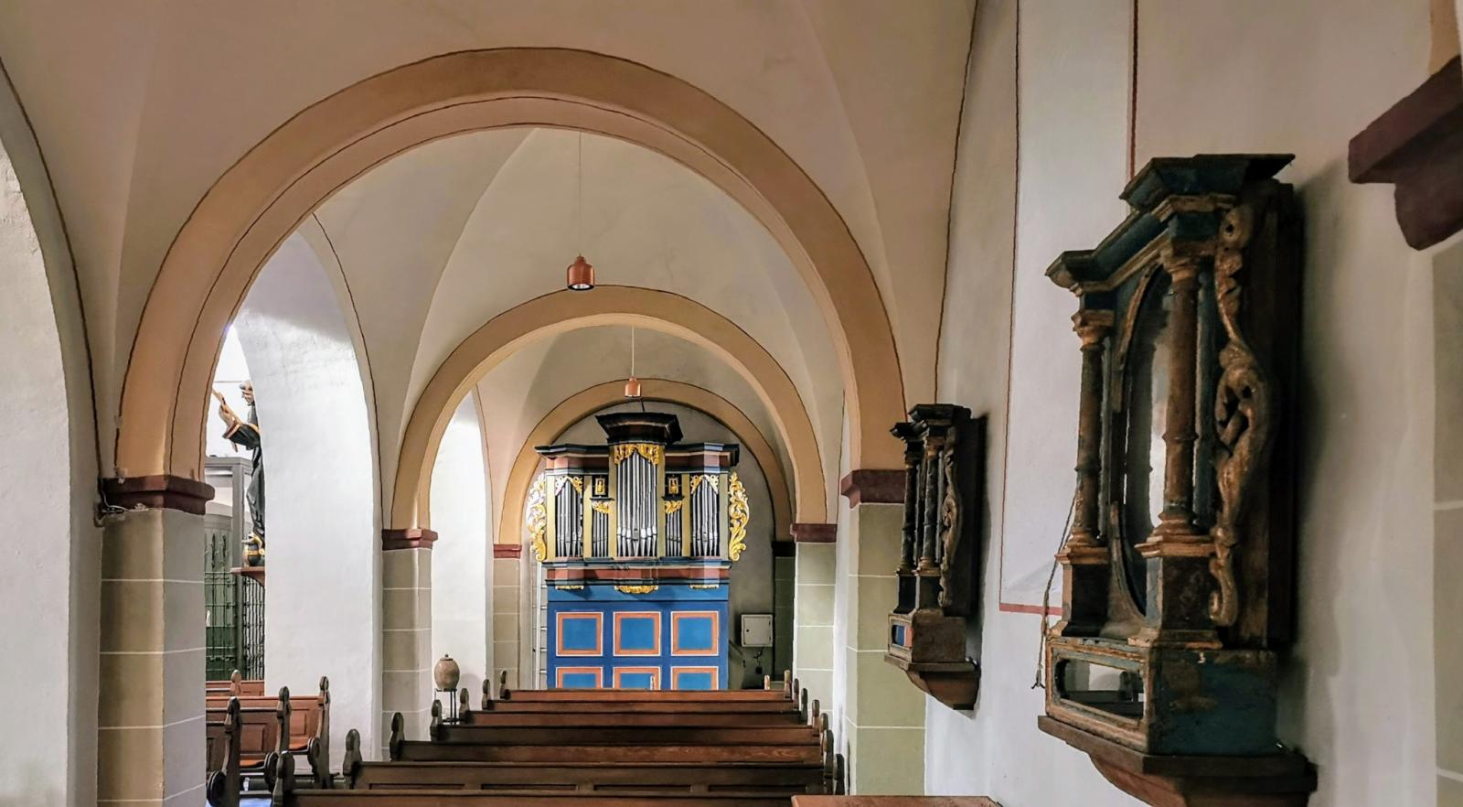 Seitenschiff mit Orgel