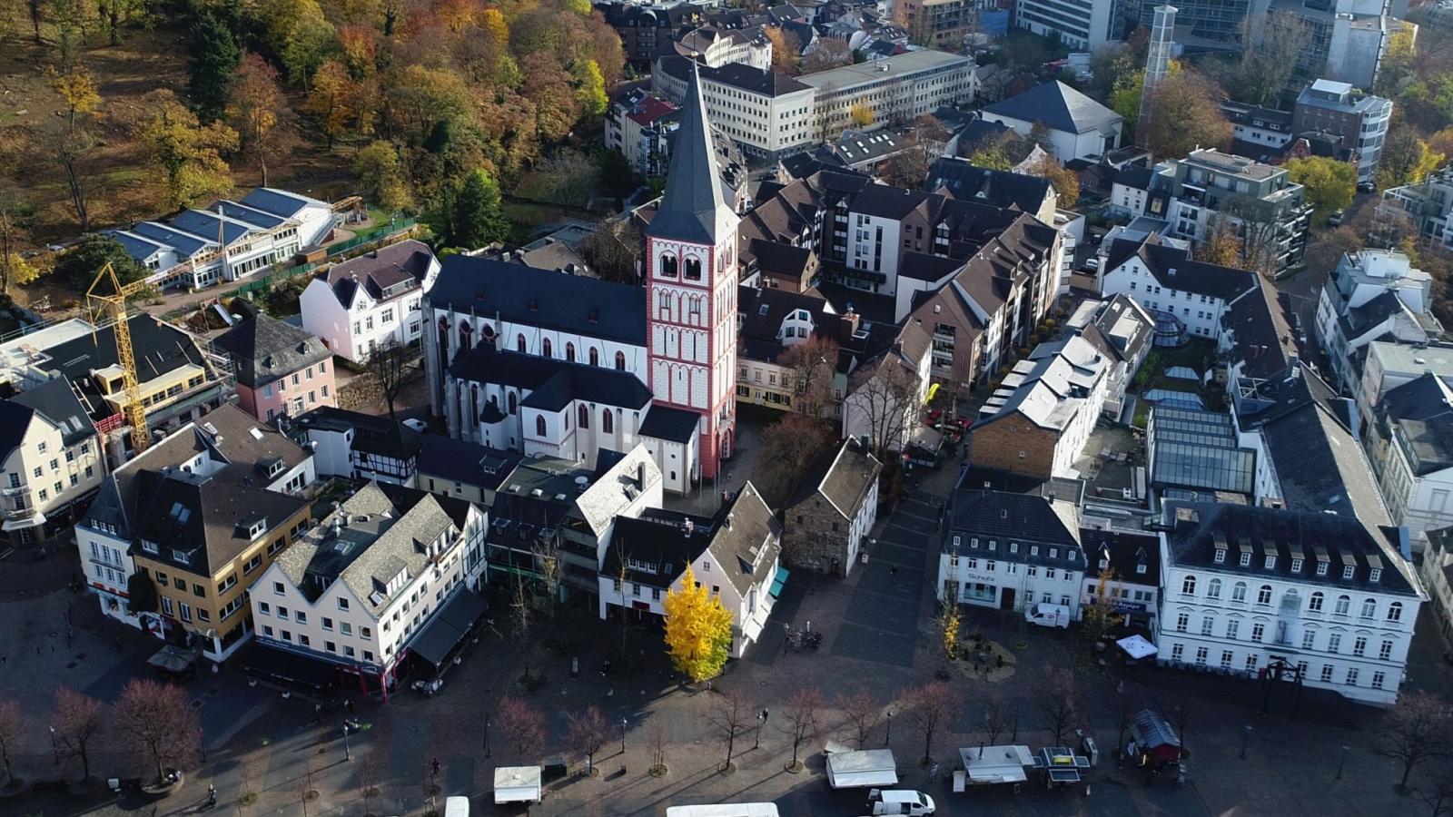Pfarrkirche St. Servatius in Siegburg, Luftbild