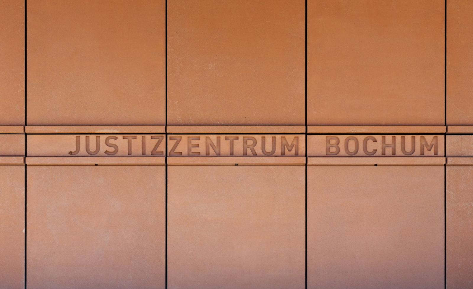 Justizzentrum - Schriftzug an der Außenfassade im Eingangsbereich des Hauptgebäudes  