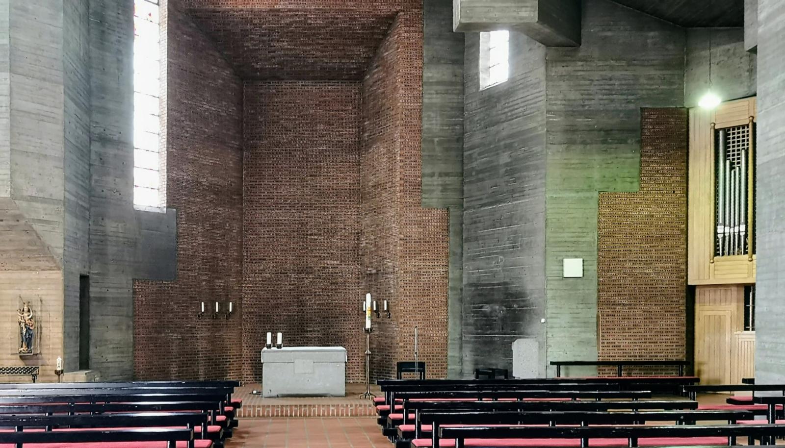 Kircheninnenraum mit Blick Richtung Altar