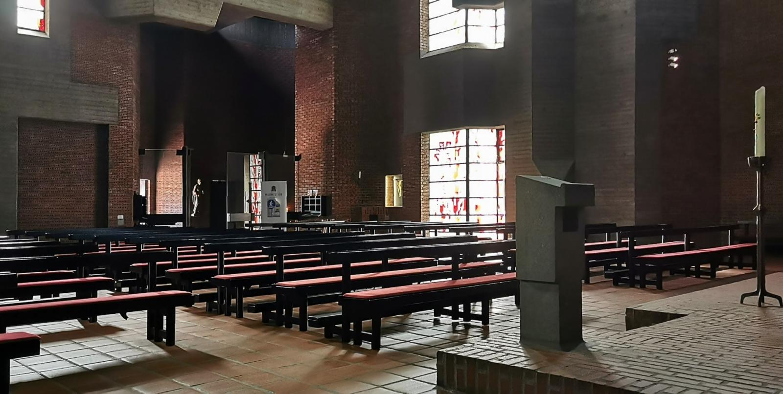 Blick vom Altarbereich in den Kirchenraum