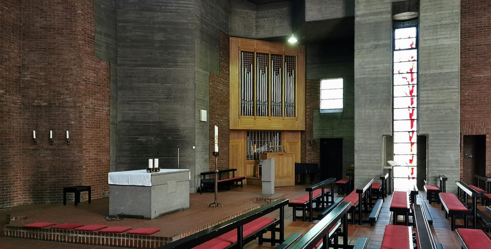 Altarbereich und Orgel