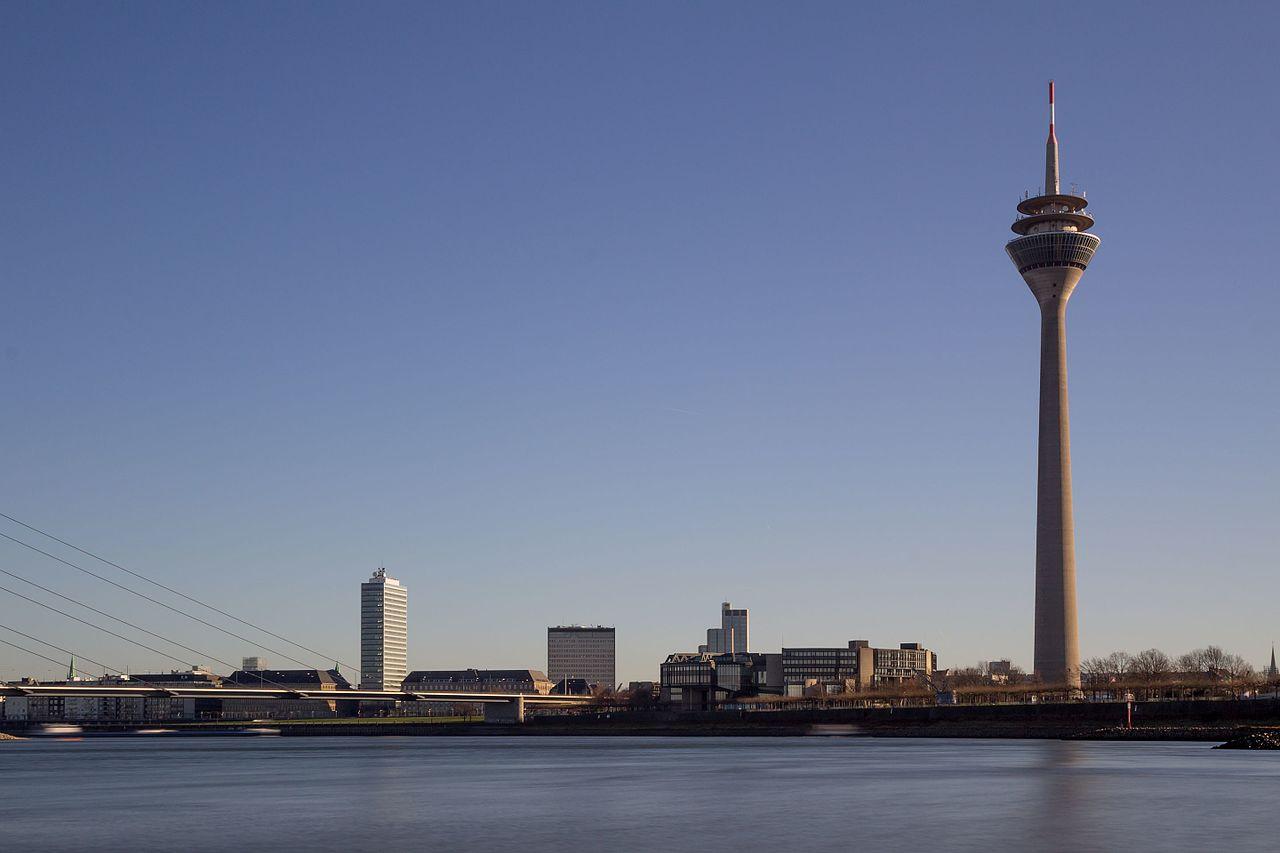 Reinufer mit Rheinturm