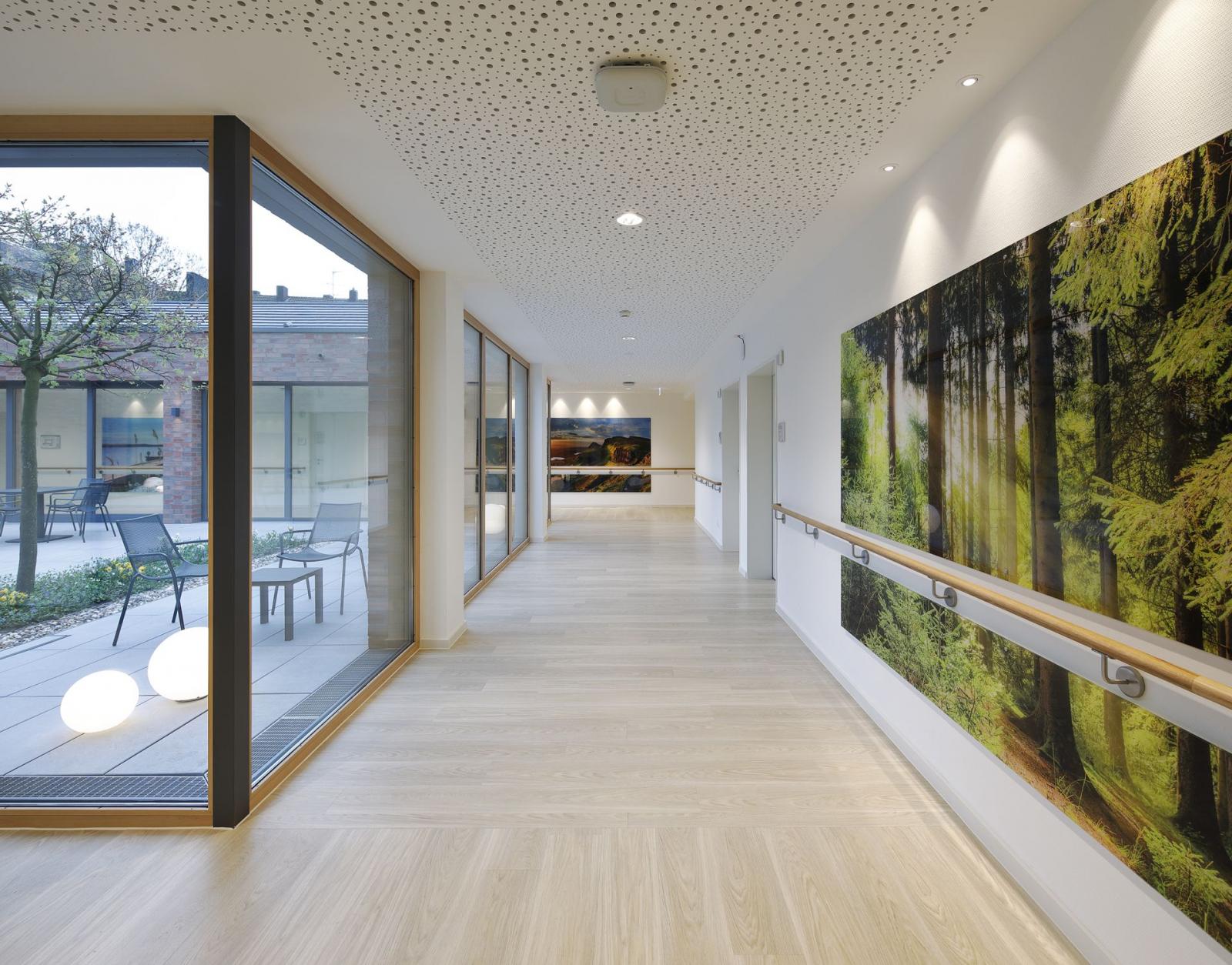 Großformatige Fensterflächen erlauben Blicke in den begrünten Innenhof