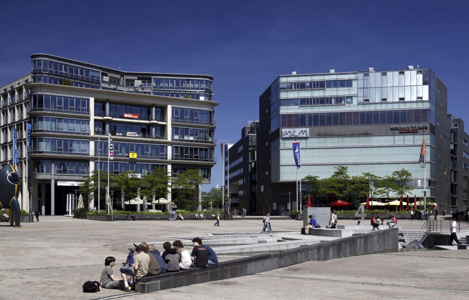Mediapark Köln mit Platzrandbebauung