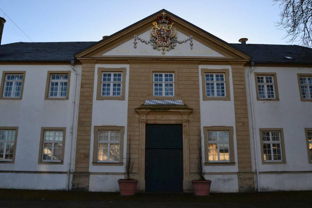 Flügel des Marstalls mit Giebelwappen 