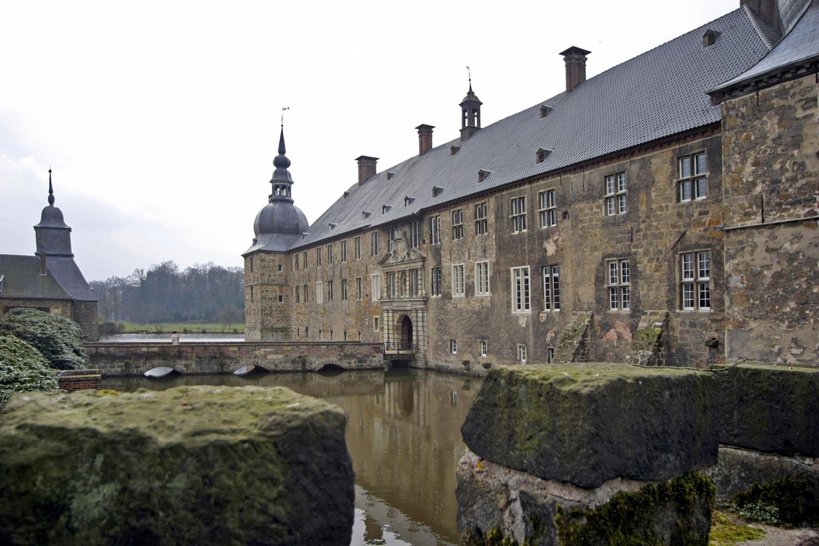 Fassade der Hauptburg von Schloss Lembeck mit Brücke