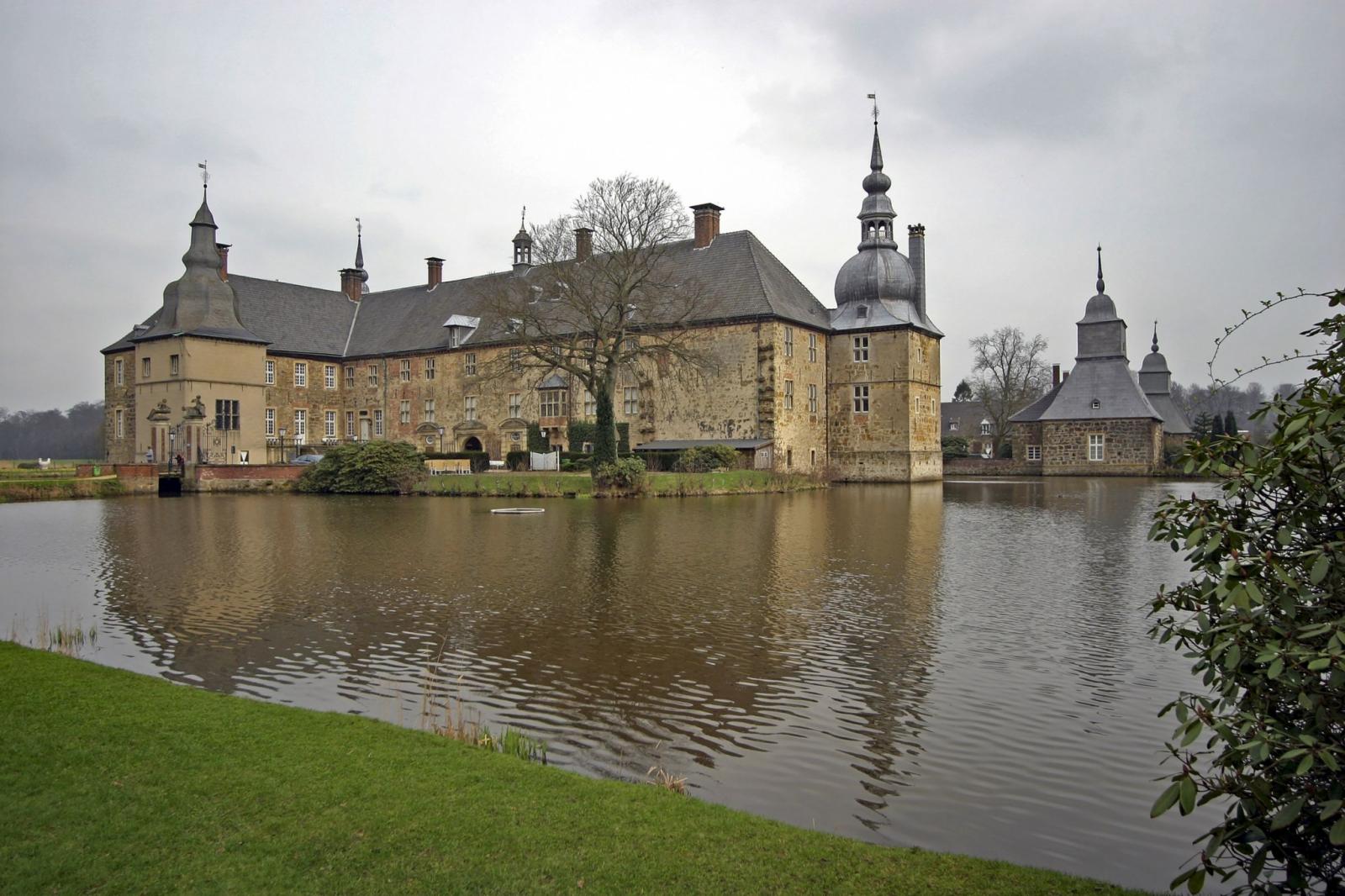 Schloss Lembeck vom Wasser aus gesehen
