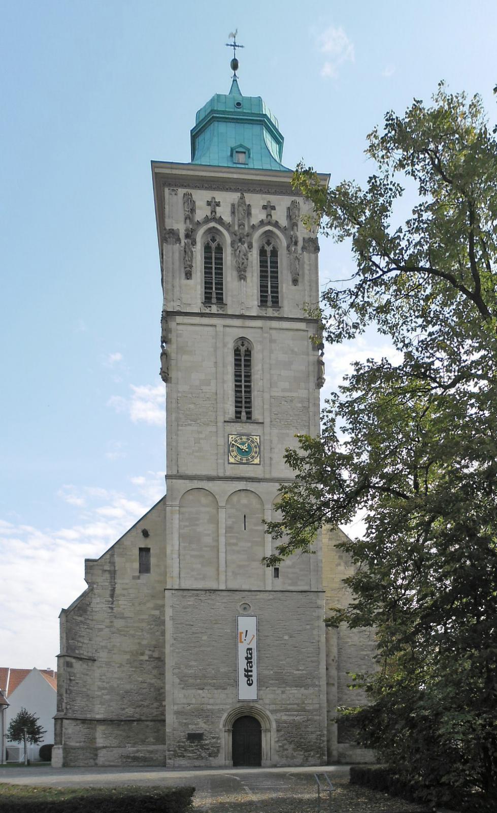 Westansicht mit Turm