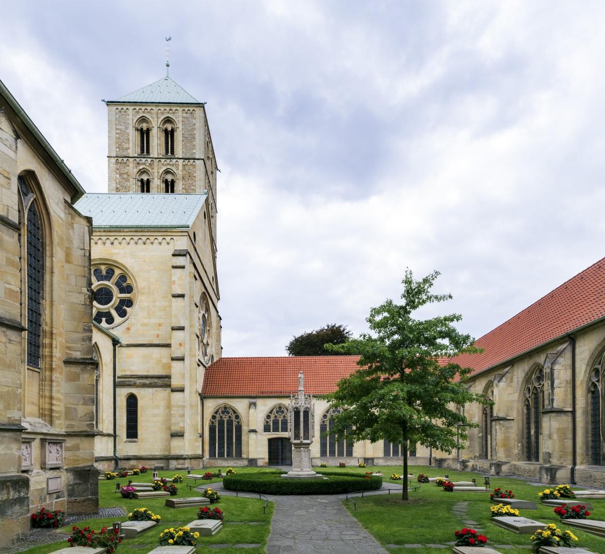  Friedhof der Domherren im Innenraum des Kreuzgangs