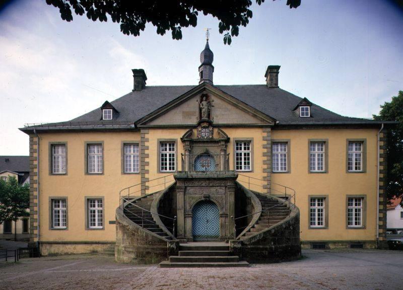 Frontansicht mit Freitreppe
