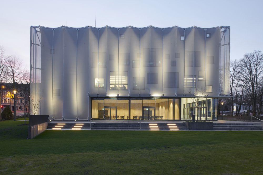 Textilakademie NRW mit textiler Fassade bei abendlicher Beleutung