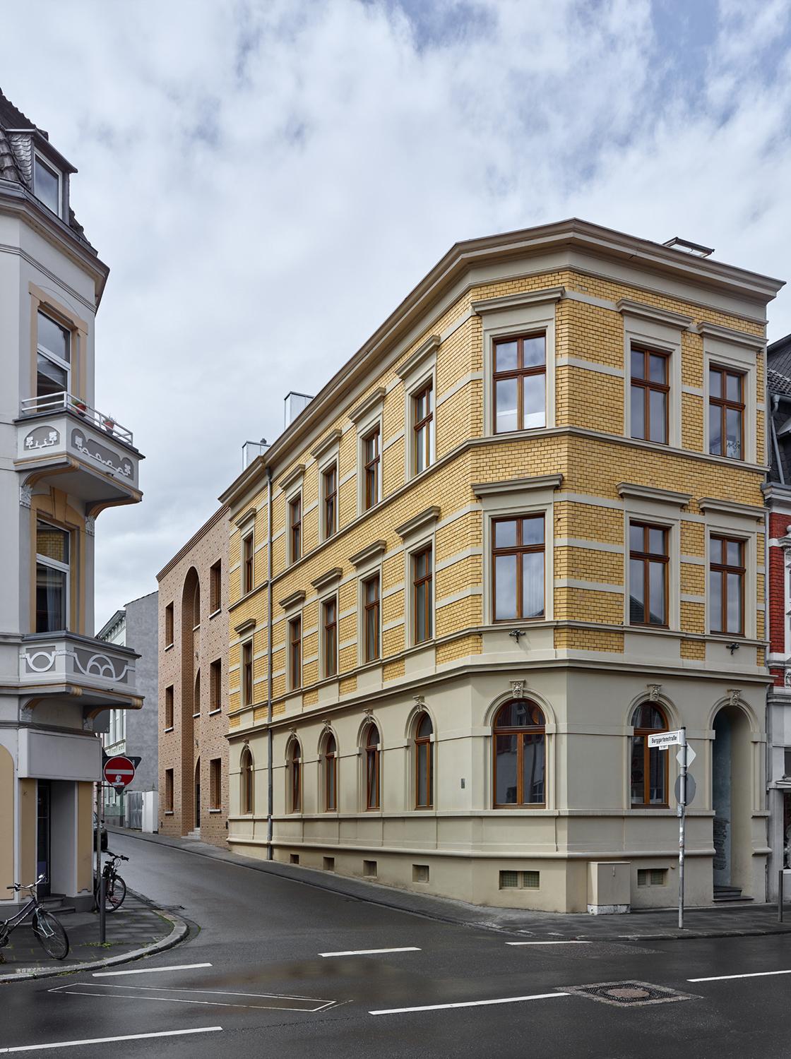 Haus im Burggarten, Straßenperspektive