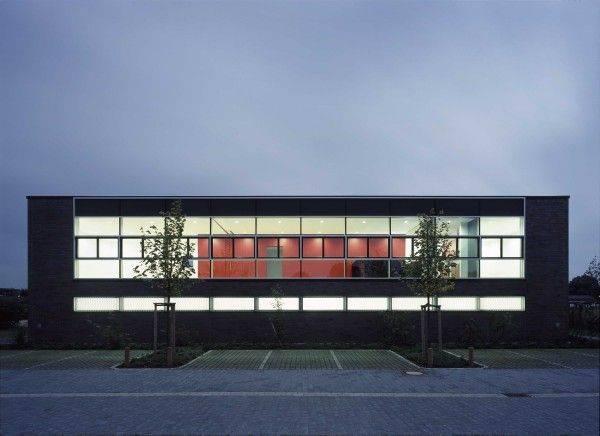 Gebäude vom Parkplatz aus, beleuchtet