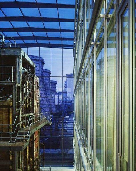 Hallendetail mit Industriefragment