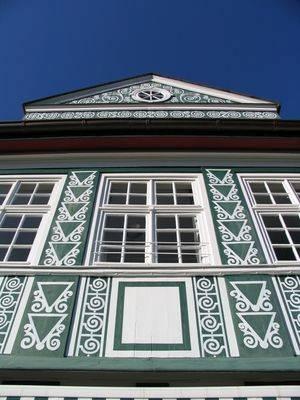 Detail des Zwerchhauses mit reicher Ornamentik