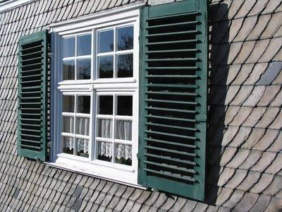 Detail Fenster innerhalb der Schiefer-Bekleidung der Fassade