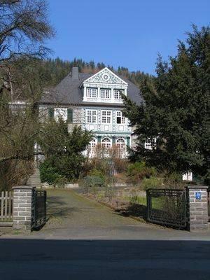Die Villa auf der Südseite des Fangs oberhalb des historischen Stadtkerns