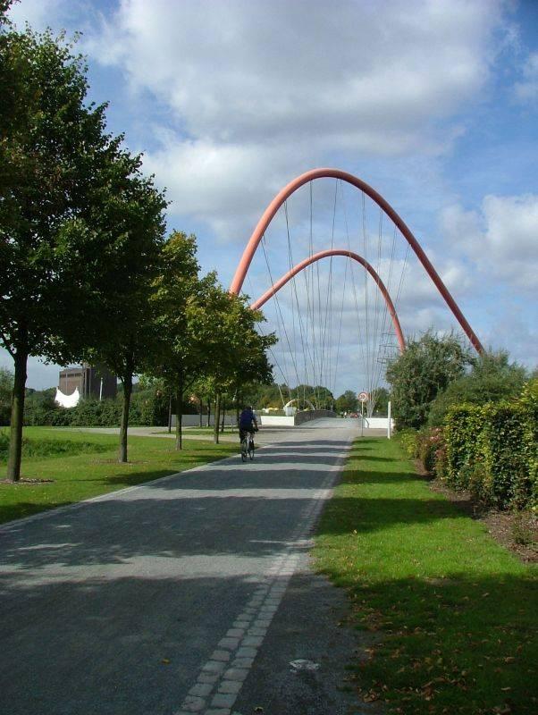 Allee zur Kanalbrücke