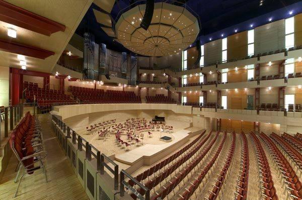 Konzertsaal mit Deckenskulptur und Schallsegeln